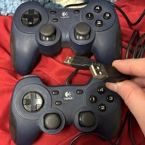 2 Logitech Blue Wired Game Controllers pc usb